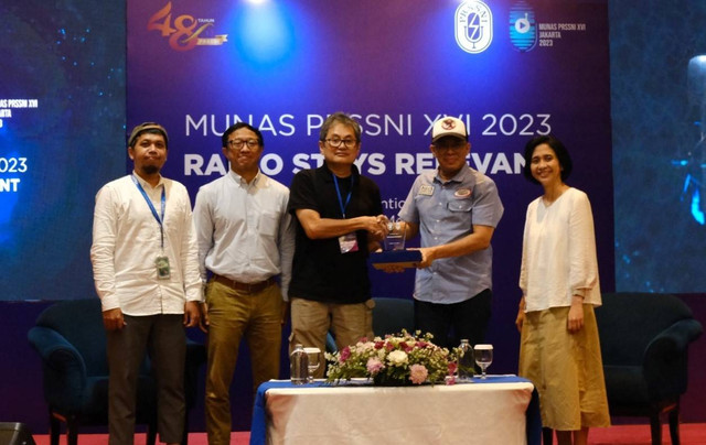 Ketua Bidang Pengembangan Teknik PRSSNI Agus FI Soetama (tengah) menyerahkan cendera mata kepada VP Digital Music Nuon Digital Indonesia Adib Hidayat (kedua dari kanan) didampingi oleh GM Digital Music Strategic Partnership Nuon Digital Indonesia Upik Muditya Sidarta (paling kanan), Expert Music Product Development Nuon Digital Indonesia Slamet Suyono (paling kiri) dan Manager OTT DCB Product and Partnership Telkomsel Verdian Rynaldi (kedua dari kiri). Foto: Telkom