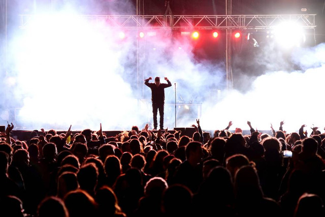 Ilustrasi nonton konser. Foto: Shutterstock. 