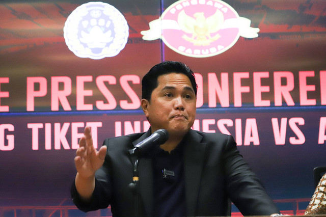 Ketua PSSI Erick Thohir memberikan keterangan terkait tiket pertandingan FIFA Matchday antara Timnas Indonesia melawan Timnas Argentina di ruang konferensi pers Stadion Gelora Bung Karno, Jakarta, Senin (29/5/2023). Foto: Jamal Ramadhan/kumparan
