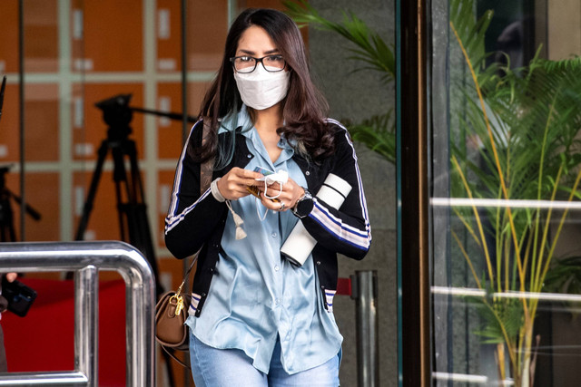 Penyanyi Windy Yunita Ghemary berjalan usai menjalani pemeriksaan di Gedung Merah Putih KPK, Jakarta, Senin (29/5/2023). Foto: Muhammad Adimaja/Antara Foto