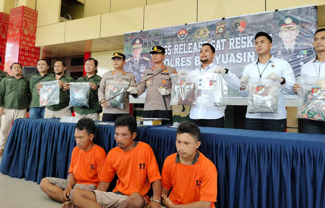 Para pelaku perampokan dan pembunuhan di Pulau Rimau, Banyuasin, saat ditangkap polisi. (ist)