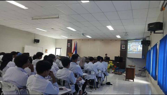 Dosen Spesialis Medikal Bedah Prima Trisna Aji ketika mengajarkan materi Eliminasi Urine pada mahasiswa/Foto : Dokpri
