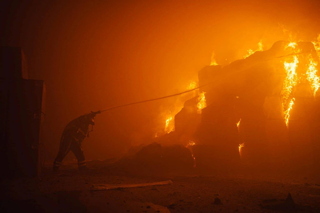 Gedung terbakar akibat serangan drone yang diluncurkan oleh tentara rusia di Kiev, Ukraina.