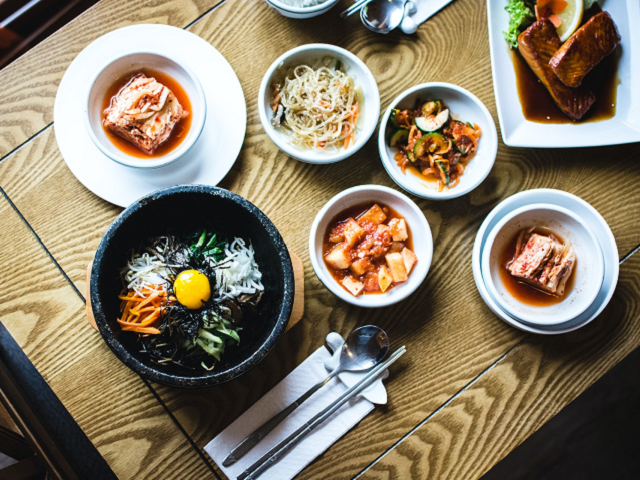 Ilustrasi restoran Korea di Medan. Sumber: JakubKapusnak/unsplash.com.