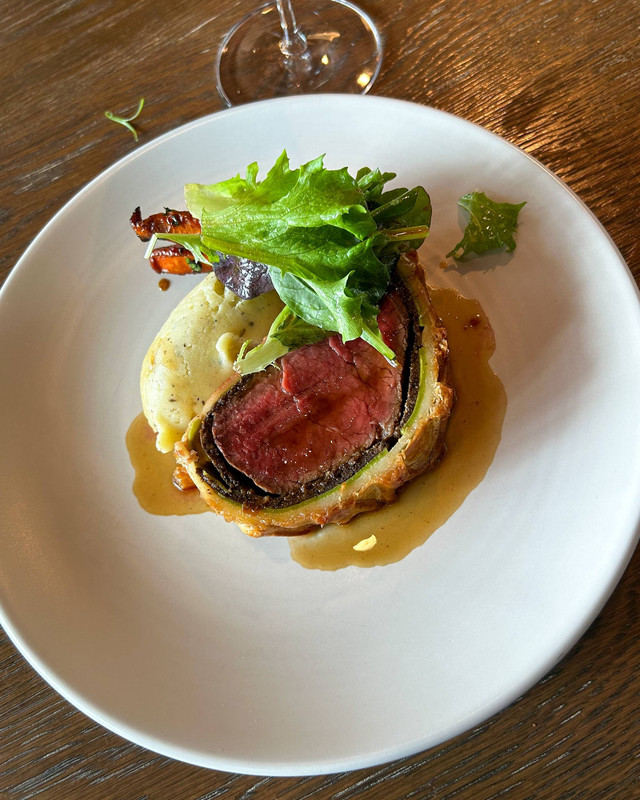 Beef Wellington, hidangan di Bread Street Kitchen and Bar by Gordon Ramsay di Marina Bay Sands, Singapura. Foto: Selfy Momongan/kumparan