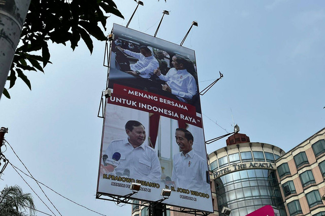 Baliho gambar Jokowi dan Prabowo di Jalan Kramat Pela, Jakarta Pusat, Selasa (30/5/2023). Foto: Haya Syahira/kumparan