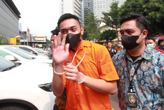 Tersangka kasus penganiayaan terhadap David Ozora, Mario Dandy (kiri), berjalan sambil melambaikan tangan sebelum menjalani pemeriksaan kesehatan di Biddokkes Polda Metro Jaya, Jakarta, Jumat (26/5/2023). Foto: Reno Esnir/ANTARA FOTO