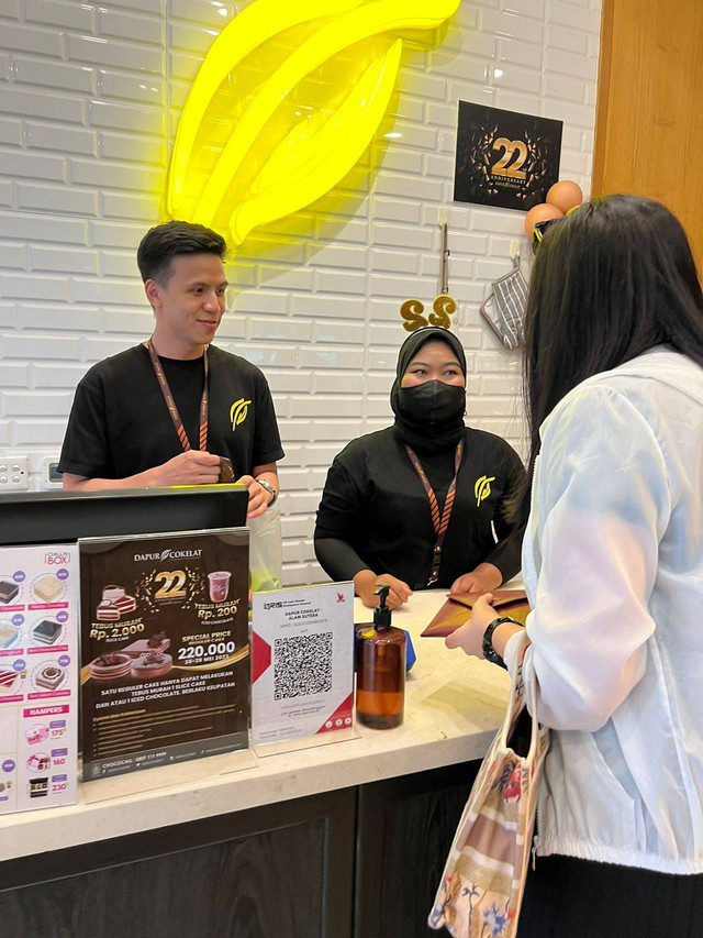 CEO Muda Dapur Cokelat Silvano Christian (kiri) melayani pembeli. Foto: Dok. Dapur Cokelat