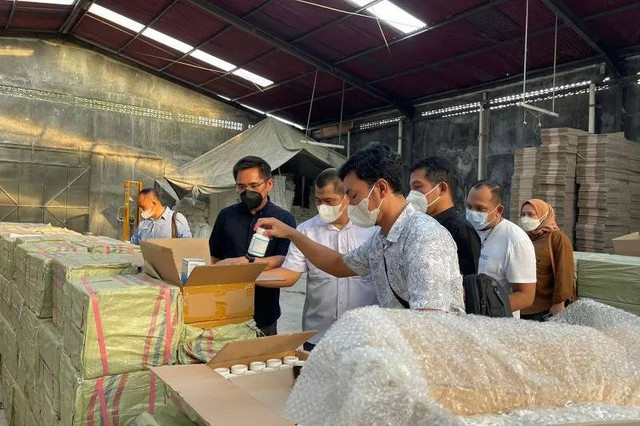 Tim Direktorat Tindak Pidana Bareskrim Polri mengecek pabrik pembuatan obat ilegal di wilayah DIY pada tahun 2021. Foto: Dok. Ditpid Narkoba Bareskrim Polri