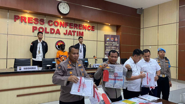 Ditreskrimsus Polda Jatim menangkap tersangka penipuan investasi bodong yang menipu ratusan Pekerja Migran Indonesia (PMI) bernama Setiyo Rini (43) warga Lumajang, Jawa Timur, Selasa (30/5/2023).
Foto: Farusma Okta Verdian/kumparan