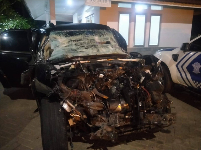 Kondisi mobil aktris Angela Charlie atau Angela Lee usai kecelakaan di Tol Salatiga. Foto: Dok. Istimewa