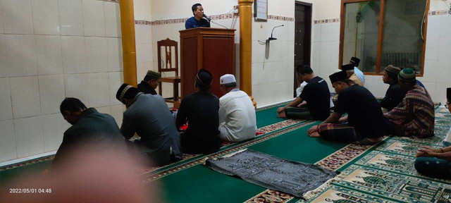 Dosen Spesialis Medikal Bedah Prima Trisna Aji ketika mengisi kultum dimasjid/Foto : Dokpri