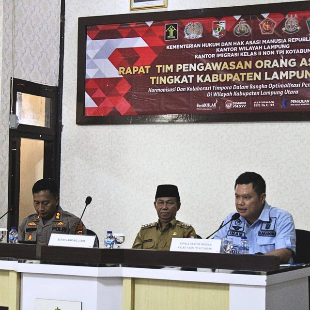 Kapolres Lampung Utara (kiri), Bupati Lampung Utara (tengah), Kepala Imigrasi Kotabumi (kanan)