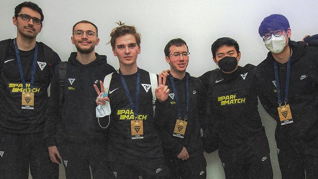 Potret pemain tim Dota Tundra Esports pada Maret 2022 (kiri-ke-kanan): Saksa, Nine, skiter, 33, Sneyking, dan pelatih mereka Aui_2000. Foto: Instagram/@tundraesports