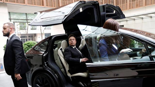 Chief Executive Officer Tesla Elon Musk masuk ke dalam mobil saat meninggalkan hotel di Beijing, China 31 Mei 2023. Foto: Tingshu Wang/Reuters