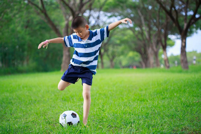 Ilustrasi anak bermain bola. Foto: pixfly/Shutterstock