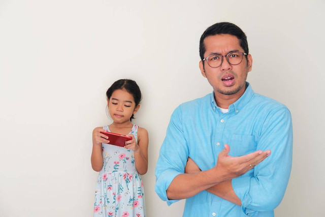 Ilustrasi: anak kecanduan gadget. Sumber: Shutterstock.com