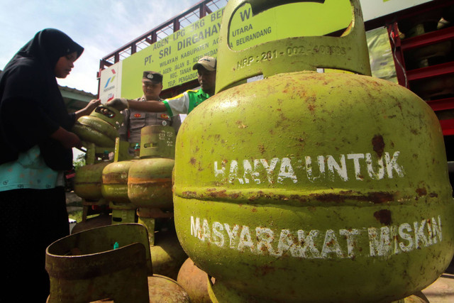 Warga membeli gas elpiji bersubsidi saat Operasi Pasar elpiji 3 kilogram di halaman kantor camat Meurah Mulia, Aceh Utara, Aceh, Rabu (31/5/2023). Foto: ANTARA FOTO/Rahmad