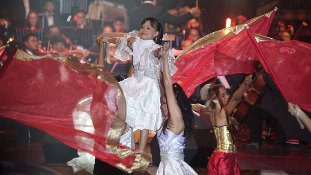 Pertunjukan komposisi orkestra Suita Nusantara karya Vishnu Satyagraha dalam Simfoni Nusantara di Taman Budaya Yogyakarta (TBY), Selasa (20/5). Foto: Arif UT