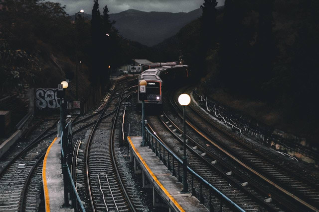 Ilustrasi Jadwal Kereta Api Sidoarjo Surabaya 2023 Terbaru. Sumber: Pexels/Achilles Kastanas