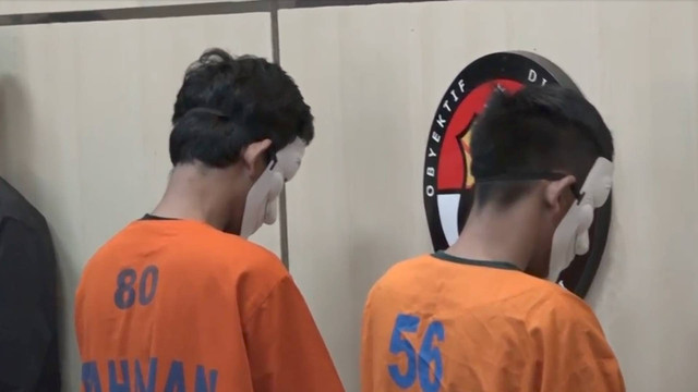 Ditreskrimsus Polda Jatim menangkap dua tersangka peretas website milik Pemprov Jatim dan Pascasarjana ITS bernama Mr. Cakil (23) dan Agus Triyadi (27). Foto: Dok. Istimewa