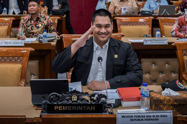 Menteri Pemuda dan Olahraga (Menpora) Dito Ariotedjo (tengah) mengikuti rapat kerja bersama Komisi X DPR di Kompleks Parlemen, Senayan, Jakarta, Rabu (31/5/2023). Foto: Galih Pradipta/Antara Foto