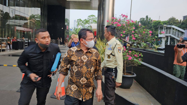 Sekjen DPR Indra Iskandar (kemeja batik) saat menghindari wartawan di Gedung Merah Putih KPK, Rabu (31/5/2023). Foto: Dok. Istimewa