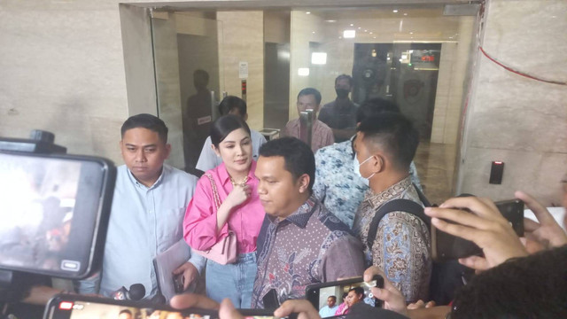 Penyanyi Nindy Ayunda usai menjalani pemeriksaan terkait kasus Mahendra Dito di Bareskrim Polri, Rabu (31/5/2023). Foto: Jonathan Devin/kumparan