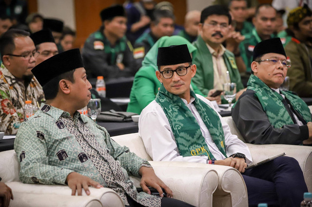Kemenparekraf, Sandiaga Uno bersama Plt Ketum Partai Persatuan Pembangunan (PPP) Muhamad Mardiono hadir di acara Rapimnas Gerakan Pemuda Kabah di Hotel Redtop, Jakarta, Rabu (31/5/2023). Foto: Jamal Ramadhan/kumparan