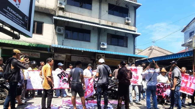 Driver taksi dan ojek demo di kantor Maxim Tanjungpinang. Foto: Ist/kepripedia.com