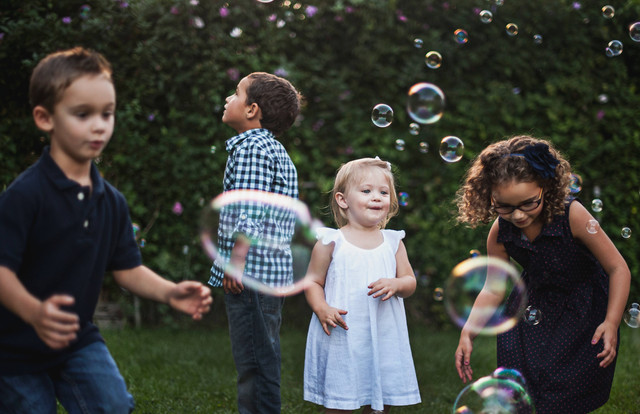 Ilustrasi Hari Anak-Anak Sedunia. Foto: dok. Katherine Hanlon (Unsplash)