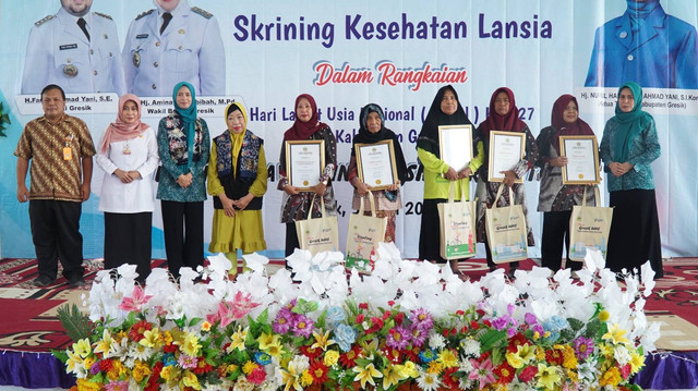 Layanan Kesehatan Cuma-Cuma Dompet Dhuafa Jawa Timur bersama dengan Pemerintah Kabupaten Gresik memperingati Hari Lanjut Usia Nasional (HLUN) di Gresik, Jawa timur, Rabu, 31 Mei 2023. Peringatan ini dihadiri oleh dr. Astrina Yulda, Senior Advisor Lansia Divisi Kesehatan Dompet Dhuafa, Nurul Haromani Ahmad Yani,  SI.Kom, Ketua TP PKK Kabupaten Gresik, dr. Muhibatul Khusna, M.Kes Kepala Dinas Kesehatan Kabupaten Gresik dan Deni Setiawan, Kepala LKC Dompet Dhuafa Jawa Timur