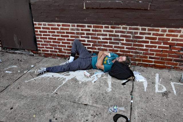 Seorang pecandu berkeliaran di jalanan Philadelphia, Pennsylvania Foto: Teun Voeten/Sipa USA via Reuters