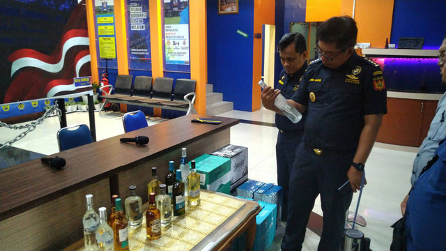 Barang bukti minuman keras disita DJBC Khusus Kepri. Foto: Khairul S/kepripedia.com