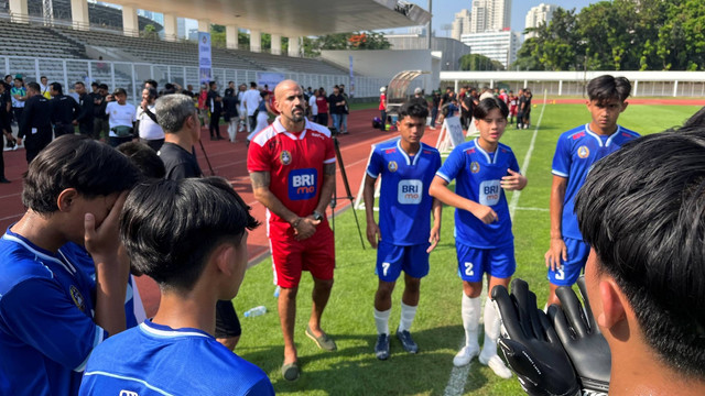 Legenda Argentina, Sebastian Veron saat memberikan coaching clinic kepada calon pemain Timnas Indonesia U-16 di Satdion Madya Senayan, Kamis (1/6/2023). Foto: Ananta Erlangga/kumparan