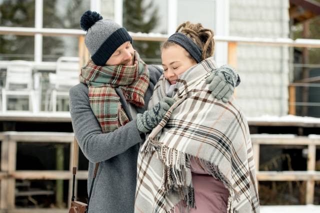 lustrasi cara mengetahui orang yang menyukai kita diam-diam. Sumber foto: Pexels/Alexy Almond