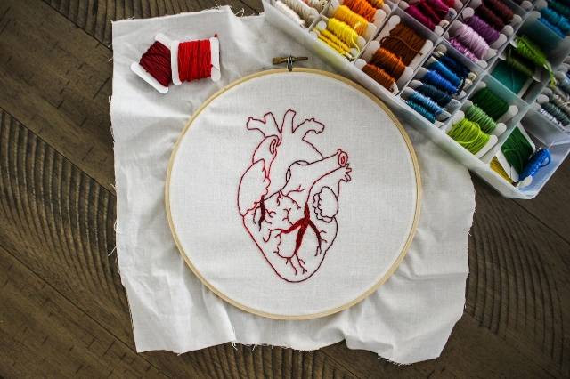 Ilustrasi alat dan bahan menyulam. sumber foto: pexels/Magdaline Nicole.