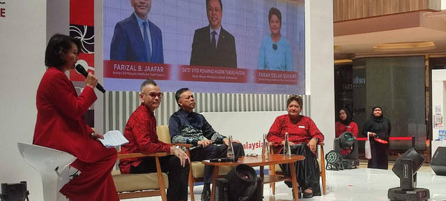 Direktur Malaysia Healthcare Travel Council Indonesia, Farah Delah Suhaimi (paling kanan), Duta Besar Malaysia untuk Indonesia, Dato' Syed Mohamad Hasrin Tengku Hussin (kedua dari kanan) saat menyampaikan keterangan di Bandung.  Foto: Rachmadi Rasyad/kumparan
