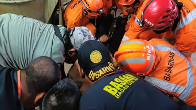Petugas saat menyelamatkan pekerja yang tangannya terjepit mesin giling bakpia di Sleman. Foto: istimewa