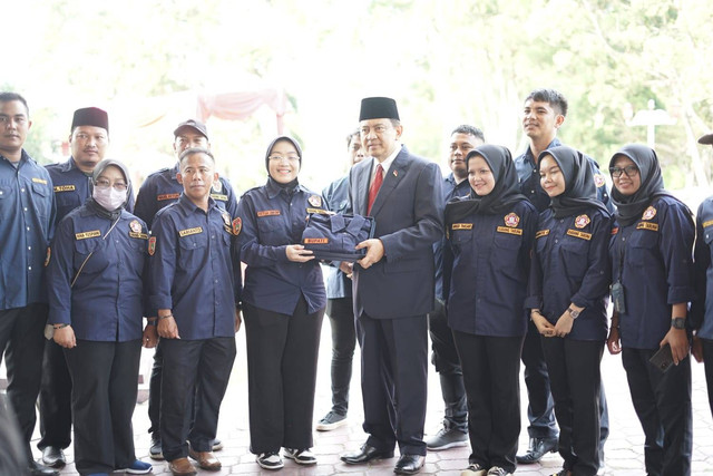Ketua Karang Taruna (Kartar) Kotawaringin Barat (Kobar) Riska Agustin bersama pengurus menyerahkan baju seragam ke Pj Bupati Budi Santosa usai acara peringatan hari lahir Pancasila di halaman kantor bupati setempat, Kamis (1/6/2023). Foto: Ist/InfoPBUN