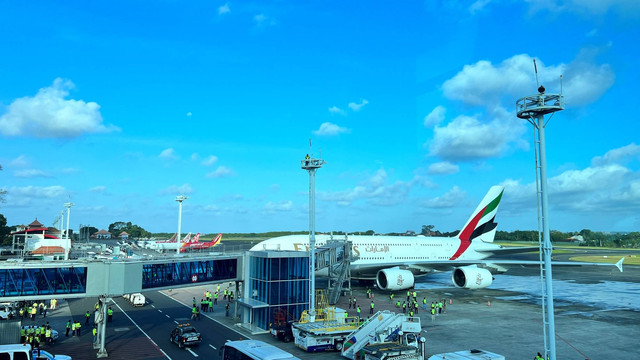 Pesawat penumpang terbesar di dunia, Airbus A380-800, akan mendarat perdana di Bandara I Gusti Ngurah Rai, Bali, Kamis (1/6). Foto: Fariza Rizky Ananda/kumparan