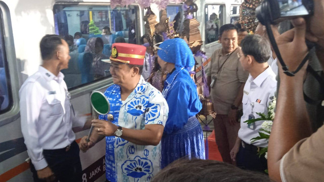 Bupati Jember Hendy Siswanto meresmikan operasi perdana Kereta Api (KA) Pandalungan di Stasiun Daop 9 Jember, Jawa Timur, Kamis (1/6/2023). Foto: Pemkab Jember