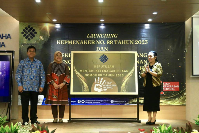 Menaker Ida Fauziyah dan Ketua APINDO Hariyadi Sukamdani berkomitmen untuk tangani dan cegah kekerasan di tempat kerja, Kamis (1/6). dok. Kemenaker 