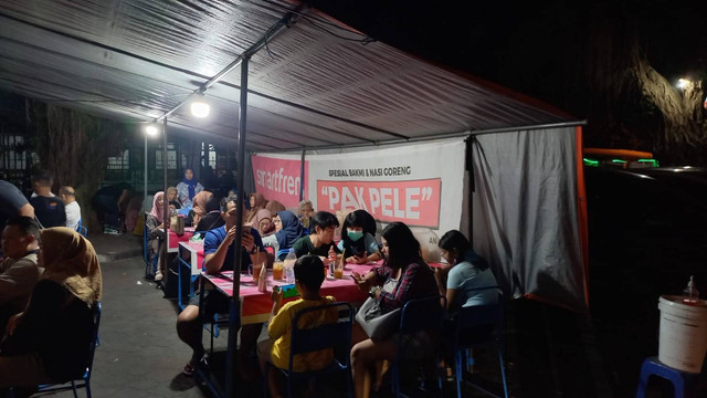 Suasana Bakmi Pak Pele di kawasan Alun-Alun Utara, Kota Yogyakarta. Warung tersebut jadi tempat makan malam Jokowi hari ini, Kamis (1/5). Foto: Arfiansyah Panji Purnandaru/kumparan