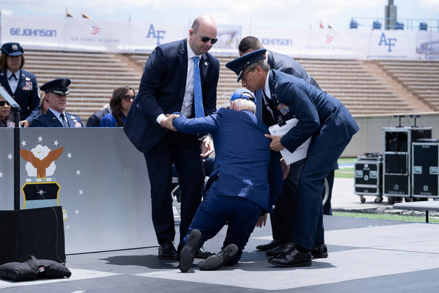 Presiden AS Joe Biden jatuh saat upacara wisuda di Akademi Angkatan Udara Amerika Serikat, tepat di utara Colorado Springs di El Paso County, Colorado, pada Kamis (1/6/2023). Foto: Brendan Smialowski/AFP
