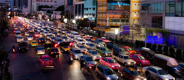 Pada jam-jam sibuk, kendaraan menumpuk di jalan-jalan protokol di Bangkok. Jarak tempuh bisa sangat dekat untuk waktu yang lama. Sumber: DW