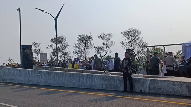 Suasana Jembatan Kretek II di Kecamatan Kretek, Kabupaten Bantul jelang kehadiran Presiden Jokowi, Jumat (2/6/2023). Foto: Arfiansyah Panji Purnandaru/kumparan