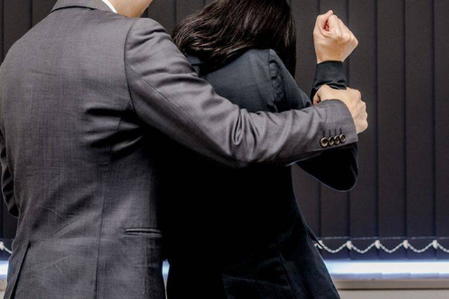 Ilustrasi pelecehan seksual. Foto: Shutterstock/GRAPHBOTTLES)