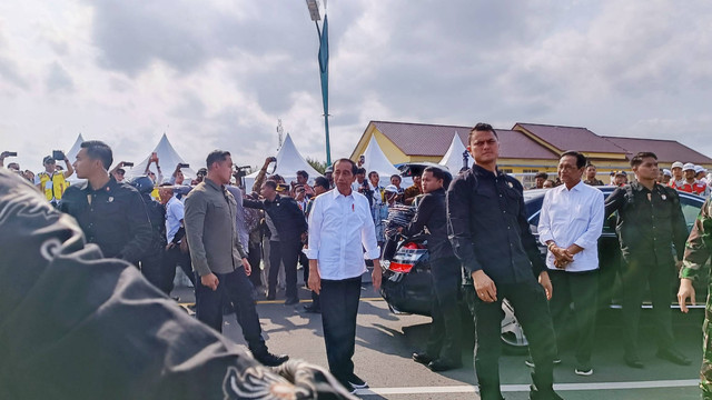 Presiden Jokowi saat tiba untuk meresmikan Jembatan Kretek II di Kecamatan Kretek, Kabupaten Bantul, Jumat (2/6/2023). Foto: Arfiansyah Panji Purnandaru/kumparan