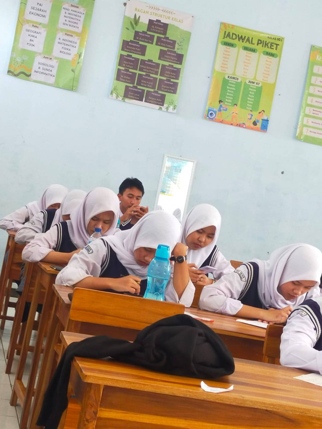 Siswa sedang mengerjakan soal ujian. Foto: Dokumen pribadi